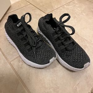 Nobull charcoal / black knit runners size 8 womens